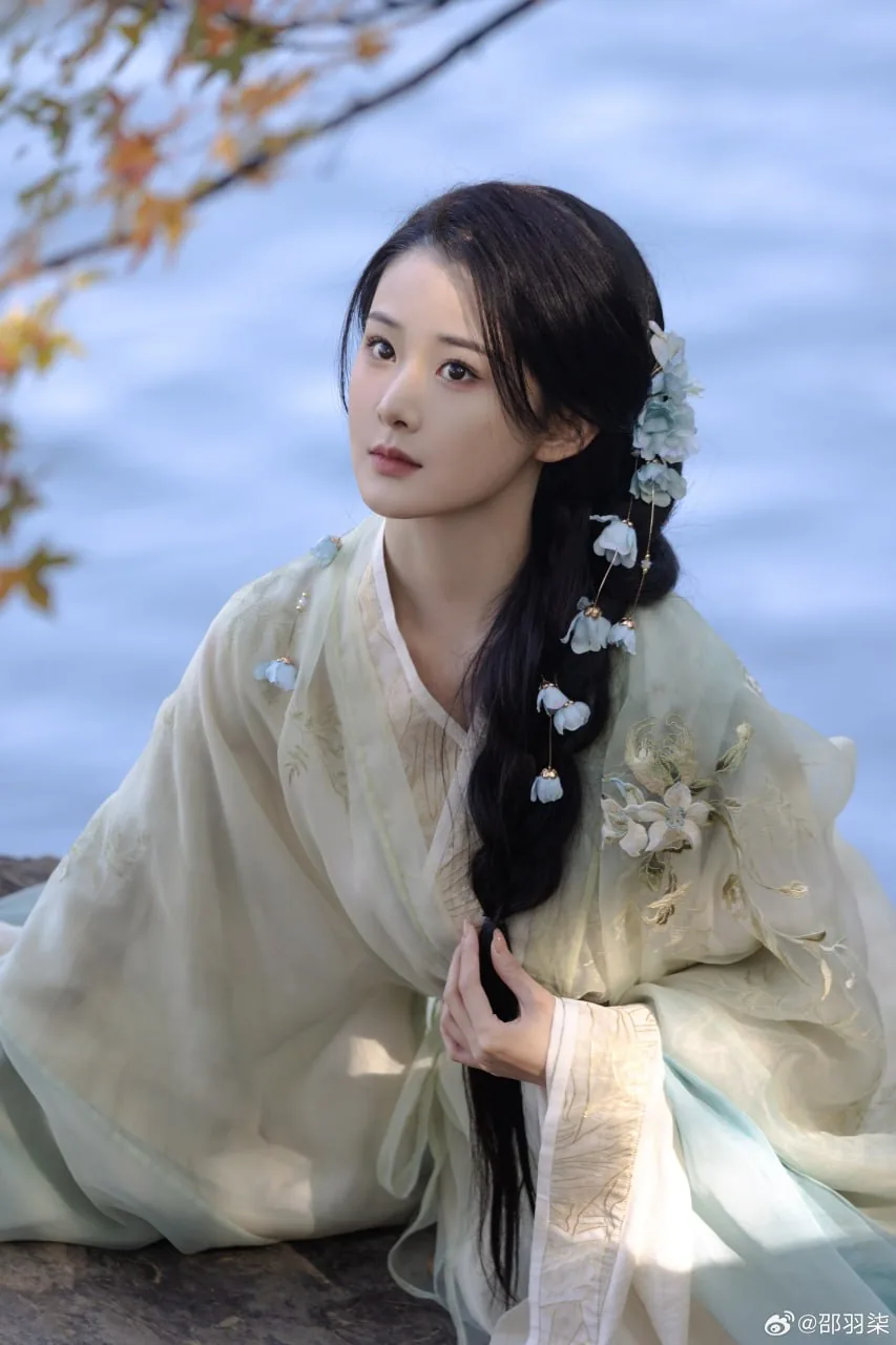 素衫蓝花 · 湖畔林荫汉服人像（04）