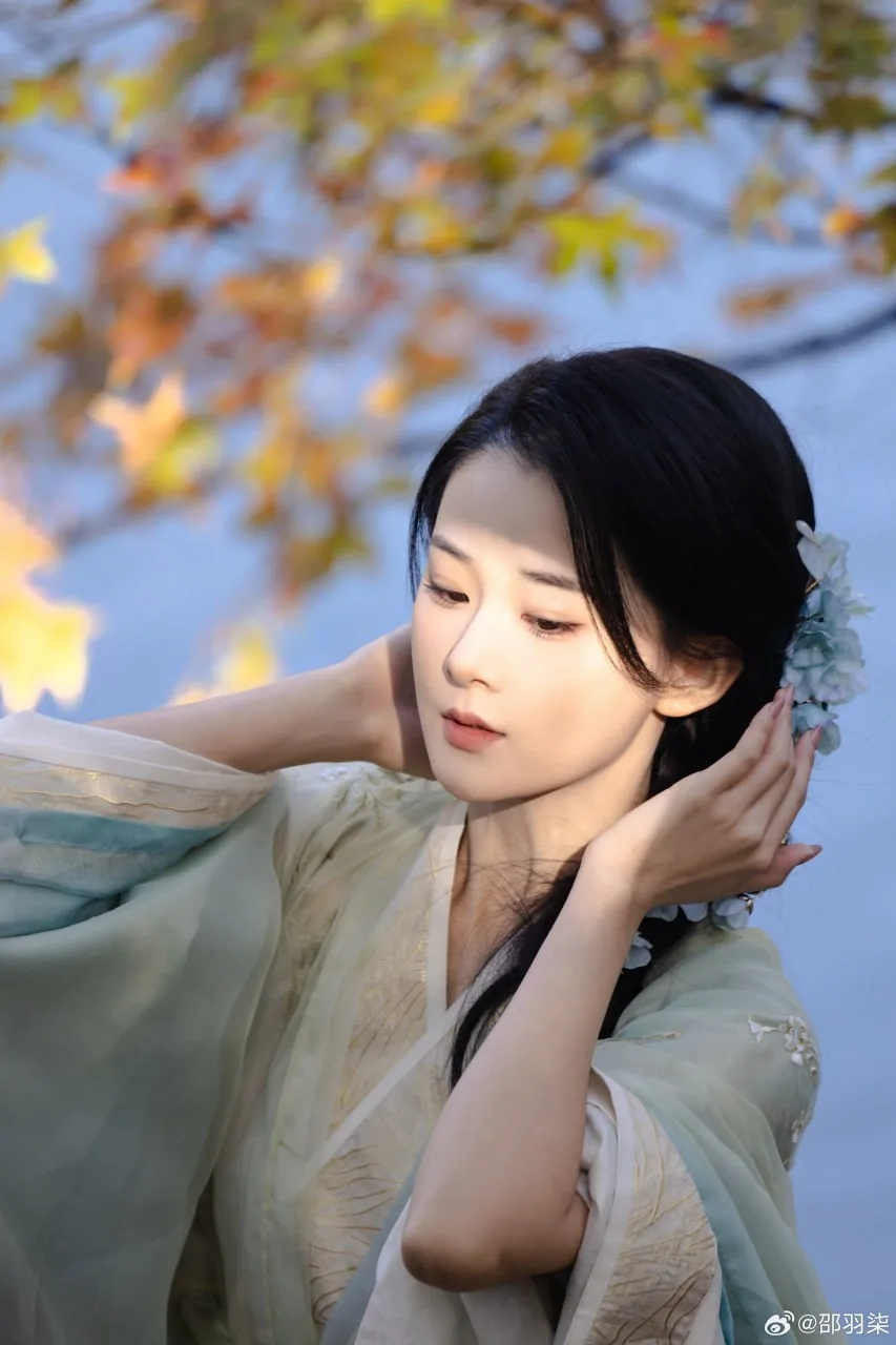 素衫蓝花 · 湖畔林荫汉服人像（05）