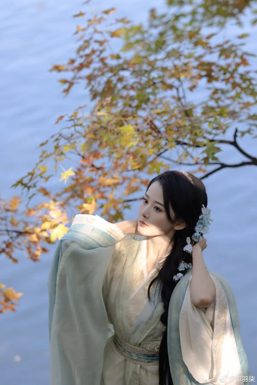素衫蓝花 · 湖畔林荫汉服人像（06）